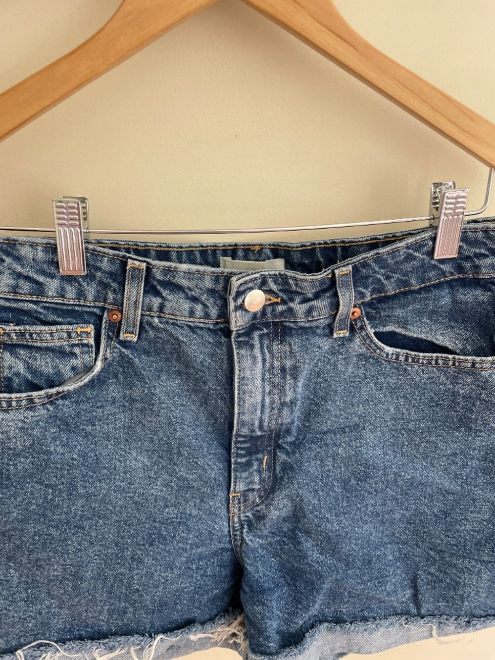 H&M | Relaxed fit blue denim raw hem high waist baggy shorts - Picture 3 of 9